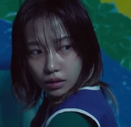 Jun-hee looking at Park Yong-sik.