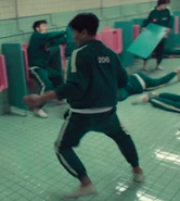 Ko Yun-ho about to grab Player 192.