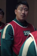 Player 296 looking at Yeong-sam.
