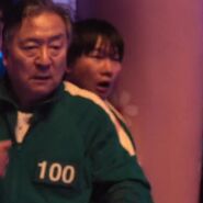 Player 435 watching as Nam-gyu fall to death.