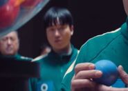 Payer 435 watching Jeong-dae receiving a blue ball.