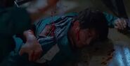 Deok-su stabbing Player 331 to death with a knife