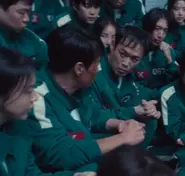 Yun-ho and Player 072 looking at eachother after realising Team X outnumbered Team O.