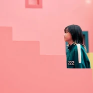 Jun-hee walking up the stairs.