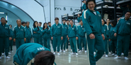 Player 188 watching Jang Deok-su and Kang Sae-byeok fight
