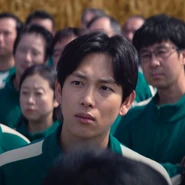 Lee myung gi at red light green light.png (1,007 KB) Myung-gi confused at what Gi-hun is saying.