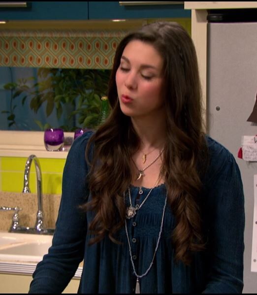 Earrings worn by Phoebe Thunderman (Kira Kosarin) in The Thundermans  (Season 4 Episode 4)