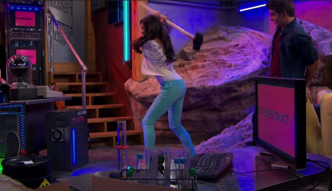 Phoebe vs. Max, Wiki The Thundermans