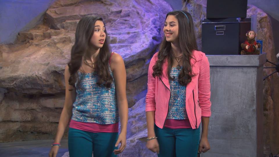 Earrings worn by Phoebe Thunderman (Kira Kosarin) in The Thundermans  (Season 4 Episode 4)