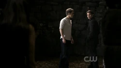 Elijah parla con Stefan.