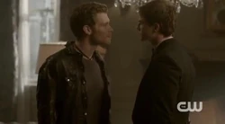 Kol e Klaus discutono.