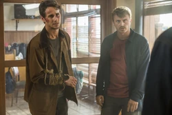 Derek y Brandon reencontrándose con Travis.