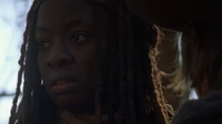 Michonne recordando con tristeza lo ocurrido con su hijo.