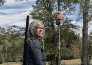 Melissa McBride en el episodio "Look At The Flowers" de la Temporada 10.