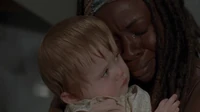 Michonne llora al tener a Judith en sus brazos.