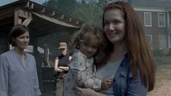 Barbara llevando a Judith junto a Rick para darle la bienvenida.