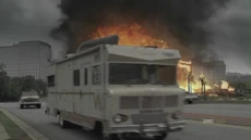 El grupo alejándose del fuego tras la destrucción del Centro de Control de Enfermedades.