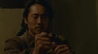 Glenn asesinando por primera vez a alguien vivo.