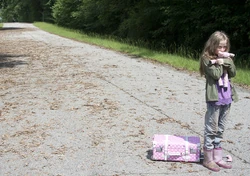 Meghan viendo a la horda de caminantes acercarse rápidamente.