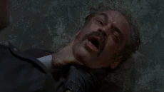 Estrangulado hasta morir por Negan.