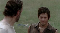 Daryl aconsejando a Rick de no confiar en los reclusos.