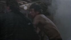 Rick ayudando a Glenn a escapar.