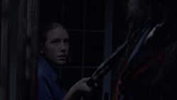 Laura reteniendo a Beta con su lanza para darle tiempo a Mary de escapar.