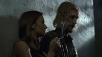 Dwight y Sherry reflexionando sobre lo que Negan les hizo pasar.