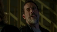 Negan ofreciéndole en broma a Dwight una noche con Sherry.