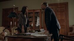 Maggie intentando llegar a un comercio con Gregory.