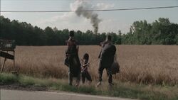 Michonne y Andrea junto a sus escoltas.