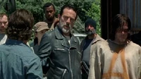 Negan prohibiéndole a Rick hablar con Daryl.