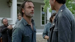 Negan explicándole a Rick todos los sucesos que habían ocurrido durante su ausencia.