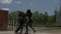 Michonne siendo atacada por caminantes.