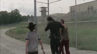 Rick diciéndoles a Carl y Carol sobre las perdidas en Woodbury.