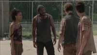 Tyreese intentando hacer entrar en razón a Allen.