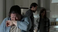 Olivia llora a causa de los comentarios hirientes de Negan.
