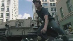 Glenn buscando las cosas de Rick.