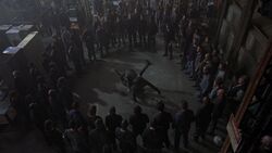Negan y Simon luchando brutalmente.