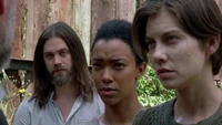 Maggie, Sasha y Jesus oyendo a Gregory decir que ellas no podían quedarse en Hilltop.