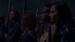 Bertie junto a las tropas de Hilltop preparada para la batalla.