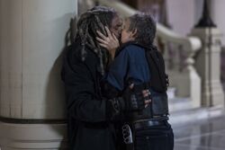 Carol besando apasionadamente a Ezekiel tras sufrir una experiencia cercana a la muerte.