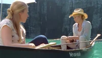 Andrea y Amy pescando en el lago.