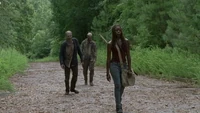 Michonne silbando para atraer a algunos caminantes.