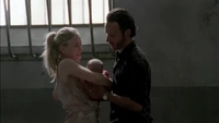 Rick tomando en sus brazos a Judith nuevamente.