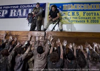 Otis y Shane rodeados de caminantes.