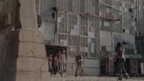 Michonne dispuesta a acabar con los caminantes de la arena de batalla.