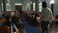 Rick escuchando a Morgan hablar durante la reunión en la iglesia.