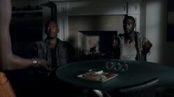 Michonne viendo a Mike y a Terry sin brazos.