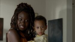 Michonne con su pequeño hijo en brazos.